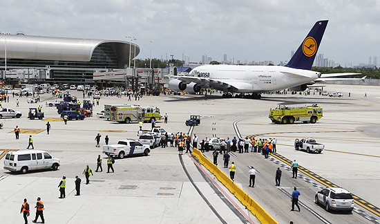Pista do aeroporto internacional de Miami, que ter ligao por trem com central de aluguel de carros