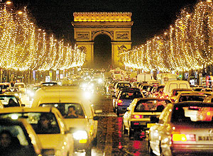 Avenida Champs Elyseés, em Paris; cidade é um dos destinos da promoção
