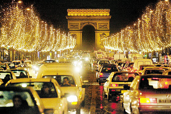 Avenida Champs Elyses iluminada com decorao natalina; ao fundo, o Arco do Triunfo
