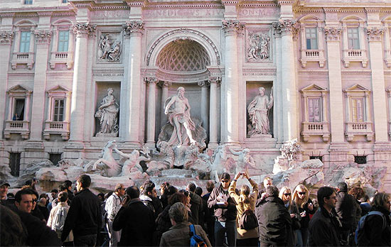 Turistas se aglomeram em frente  Fontana di Trevi, em Roma; nmero de turistas no mundo ultrapassa 1 bilho em 2012
