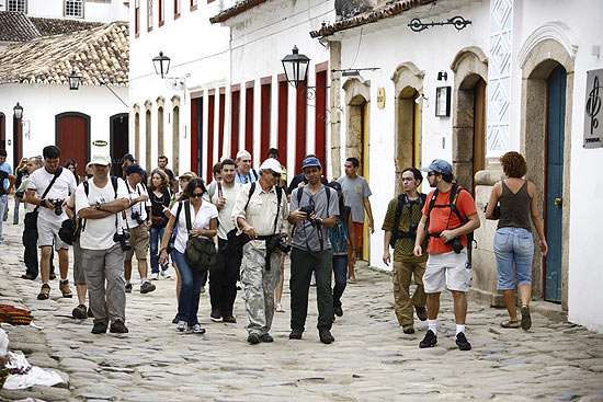 Grupo de fotgrafos caminha pela cidade durante o Paraty em Foco de 2010