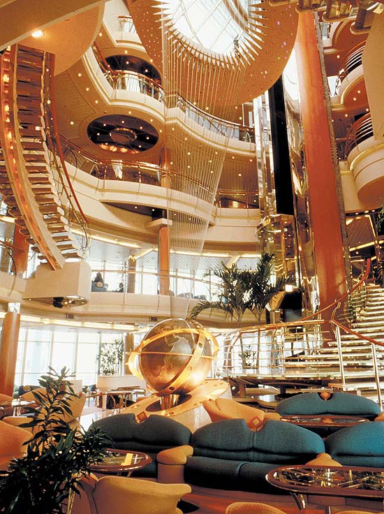 Centro do interior do navio Splendour of the Seas