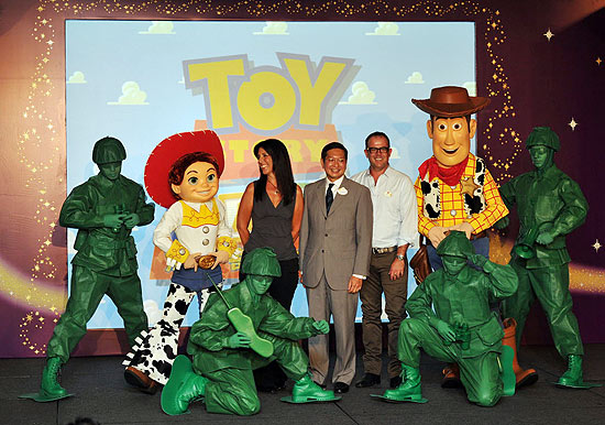 Andrew Kam (centro), diretor-geral da Hong Kong Disneyland e Kelly Willis ( esquerda), diretora de criao da Hong Kong Toy Story Land, posam com personagens da animao "Toy Story" durante coletiva de imprensa