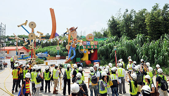 Jornalistas observam local da entrada principal da nova atrao Toy Story Land