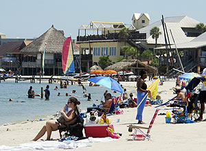 Turistas em praia de Pensacola Beach, Flórida