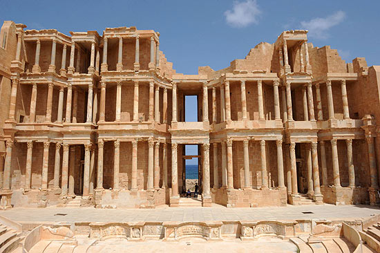 Vista do Mausoléu Púnico, em Sabratha, enquanto arqueólogos líbios inspecionam sítios históricos do país