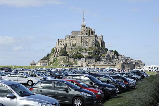Carros estacionados junto a Mont-Saint-Michel
