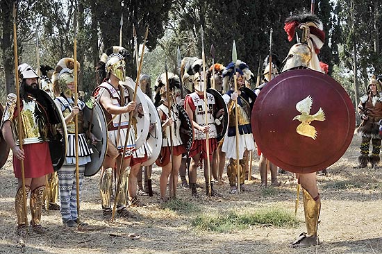 Amantes de arqueologia grega representam a Batalha de Maratona no local da luta histórica