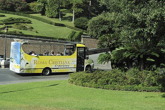 Miniônibus da empresa Opera Romana Pellegrinaggi transporta turistas durante 1ª visita nos Jardins do Vaticano