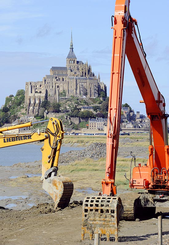 Escavaes para construo de represa junto ao Mont-Saint-Michel, patrimnio reconhecido pela Unesco no norte da Frana