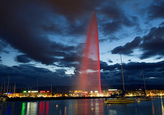 Jet d'Eau iluminado de vermelho durante comemorao do Dia Mundial do Doador de Sangue, em Genebra (Sua)