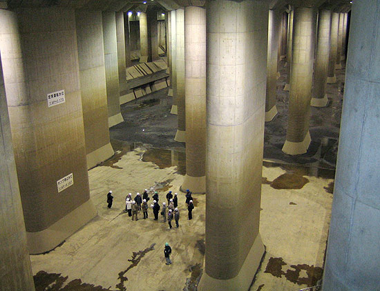 Visitantes observam gigantesco tanque d´água "Templo Subterrâneo", entre seus pilares de concreto