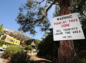 Aviso em placa caseira pede que turistas no se aproximem de rea residencial perto do letreiro "Hollywood"