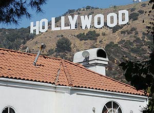 O letreiro de Hollywood visto em uma rua em rea residencial da seo Hollywood Hills de Hollywood, Califrnia
