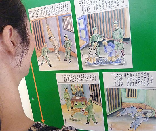 Desenhos mostram prisioneiros agredidos e forçados a ajoelhar sobre cacos de vidro, em Green Island