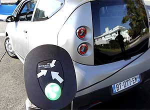 Carro elétrico Autolib de programa de Paris estacionado diante de estação de recarga em Vaucresson, oeste de Paris