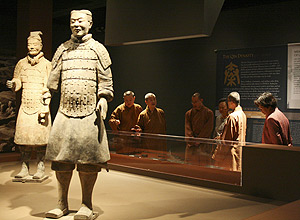 Dois dos guerreiros de terracota expostos no Bower Museum em Santa Ana, Califórnia, em mostra que vai até março