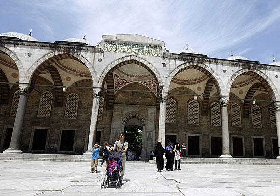 Turistas na mesquita Sultanahmet, em Istambul; nmero de turistas no Oriente Mdio deve voltar a crescer