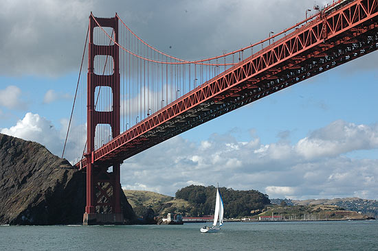 A ponte Golden Gate, pela qual passam 40 milhões de veículos a cada ano, é cartão-postal de San Francisco