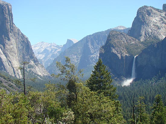 Parque Yosemite, com vista do Tunnel View com as cataratas Bridalveil