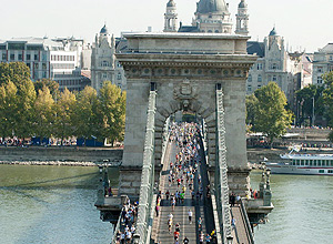 Corredores cruzam a ponte das Cadeias durante a 26ª edição da Maratona de Budapeste, capital da Hungria