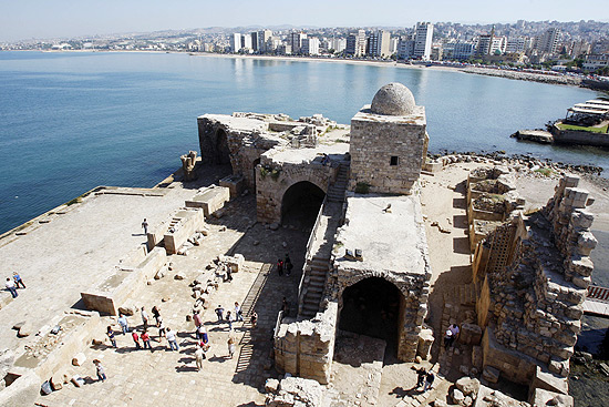 Turistas caminham por castelo  beira-mar da cidade porturia de Sdon, sul do Lbano