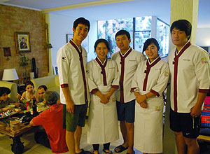 Quinteto de mochileiros coreanos em casa no Bom Retiro (SP)