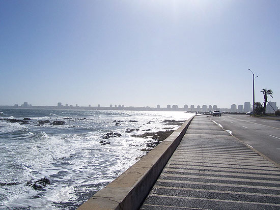 Vista do mar de Punta del Este a partir da rambla General Jose Artigas; turismo no Uruguai representa quase 7% do PIB do país