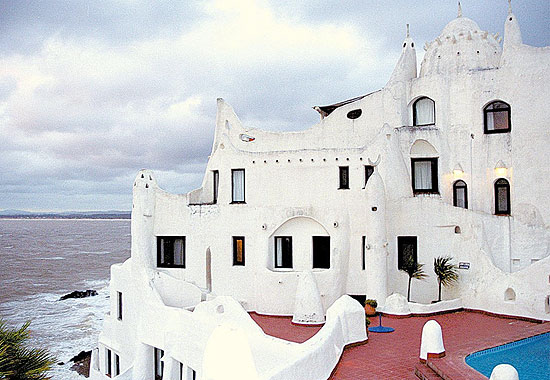 Casapueblo, localizada em Punta Ballena (a 15 km de Punta del Este), começou a ser erguida em 1958 e hoje é um misto de hotel, museu, ateliê e moradia do artista uruguaio Carlos Páez Vilaró
