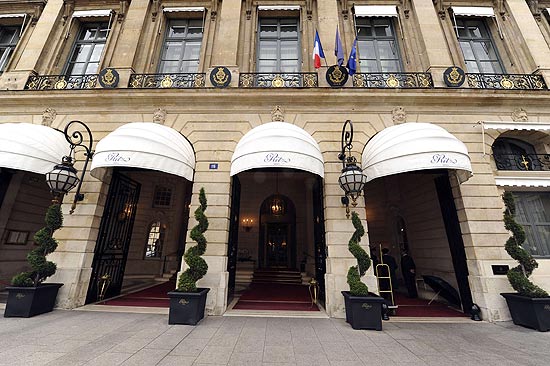 Entrada do hotel de Ritz, um dos mais luxuosos de Paris; local ficar fechado por dois anos para reformas