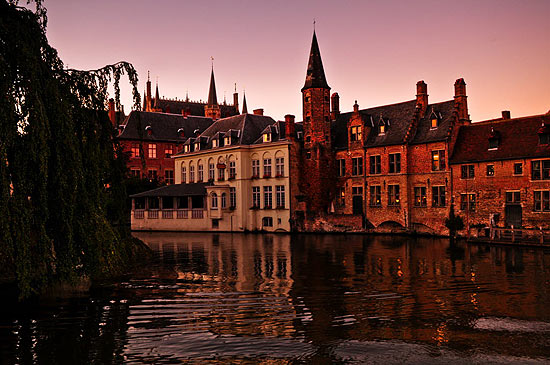 Canal e fachadas do centro histrico de Bruges, na Blgica
