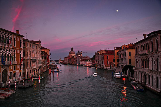 Anoitecer no Grande Canal de Veneza, cidade famosa pelos seus canais urbanos