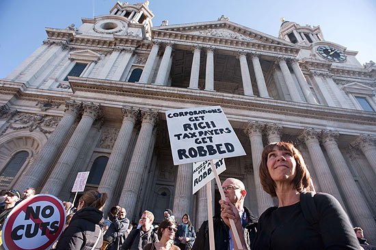 Manifestantes protestam em frente  catedral de Saint Paul, em Londres