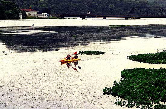 Turistas em caiaque em rio dentro do parque Soberania, no Panam