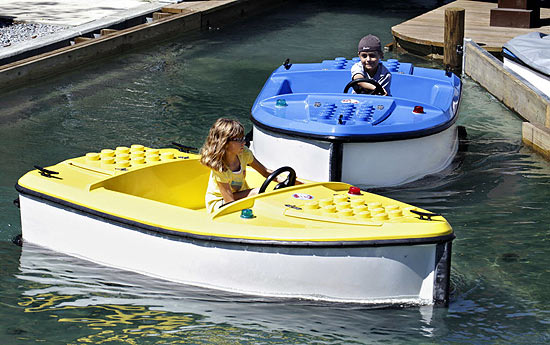 Crianças dirigem barcos em lago no parque Legoland, na Flórida