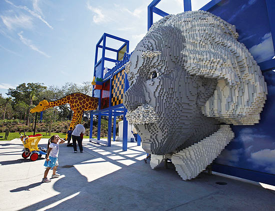 Menina observa busto de Albert Einstein construído com Lego no parque Legoland, na Flórida
