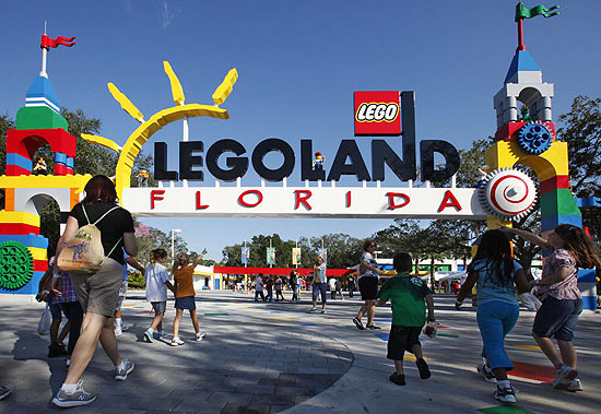 Visitantes conferem novo parque Legoland, na Flórida, durante inauguração em 14 de outubro
