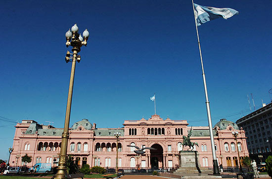 Vista da Praa de Mayo e fachada da Casa Rosada, sede do governo de Buenos Aires, na Argentina