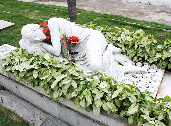 Escultura deitada sobre tmulo adorna Cemitrio Geral de Guayaquil