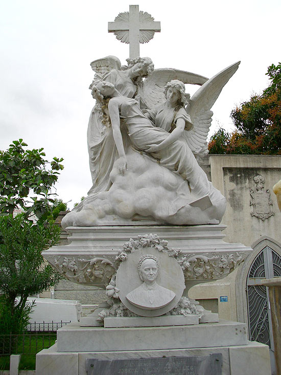 Escultura de anjos com cruz fazem parte de rota turstica no Cemitrio Geral de Guayaquil