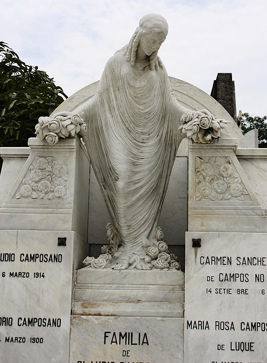 Escultura homenageia falecidos no Cemitério Geral de Guayaquil