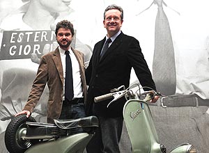 Sean Ferrer e Luca Dotti, filhos de Audrey Hepburn, posam ao lado da moto Vespa usada em "A Princesa e o Plebeu"