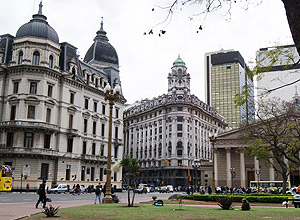 Esquina da rua Rivadavia com a av. Roque Sáenz Peña, que desemboca na plaza de Mayo, onde fica a Casa Rosada