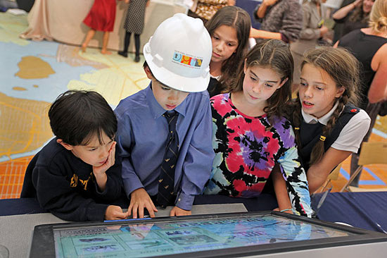 Crianças se divertem com as telas interativas do museu DiMenna, em Nova York