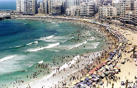 Vista da praia de Alexandria, no Egito; cidade é berço de poetas famosos