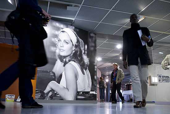 Visitantes passeiam pela exposio sobre a atriz Romy Schneider em Boulogne-Billancourt, prximo a Paris
