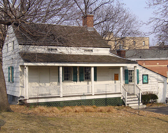 Casa em que viveu o escritor Edgar Alan Poe no bairro do Bronx, em Nova York