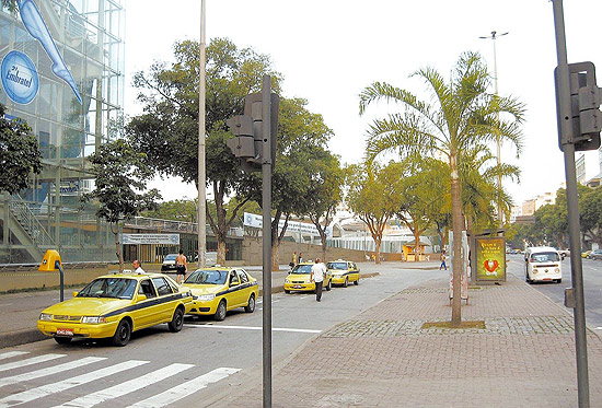 Táxis estacionados em frente ao estádio do Maracanã, no Rio de Janeiro; taxistas terão curso de qualificação para a Copa