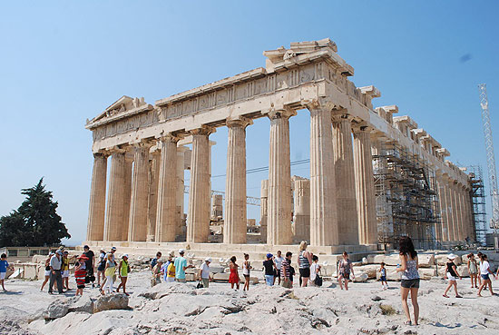 Turistas observam o Partenon, na Acrópole de Atenas