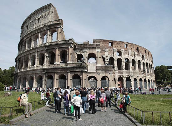 Turistas em frente ao Coliseu de Roma, cuja reforma estava prevista para maro